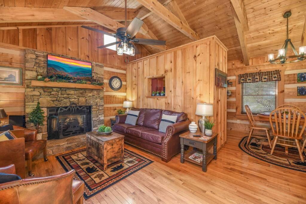 View! Cozy, Private, Fireplace, Hot Tub Log Cabin, Honeymoon! Sevierville Ngoại thất bức ảnh