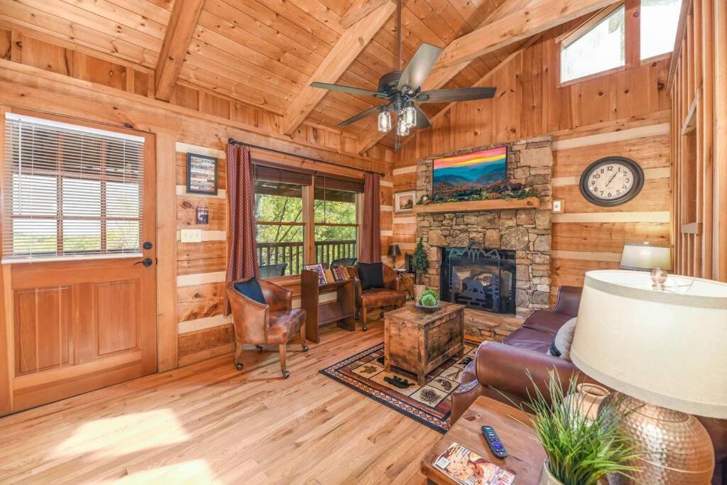 View! Cozy, Private, Fireplace, Hot Tub Log Cabin, Honeymoon! Sevierville Ngoại thất bức ảnh